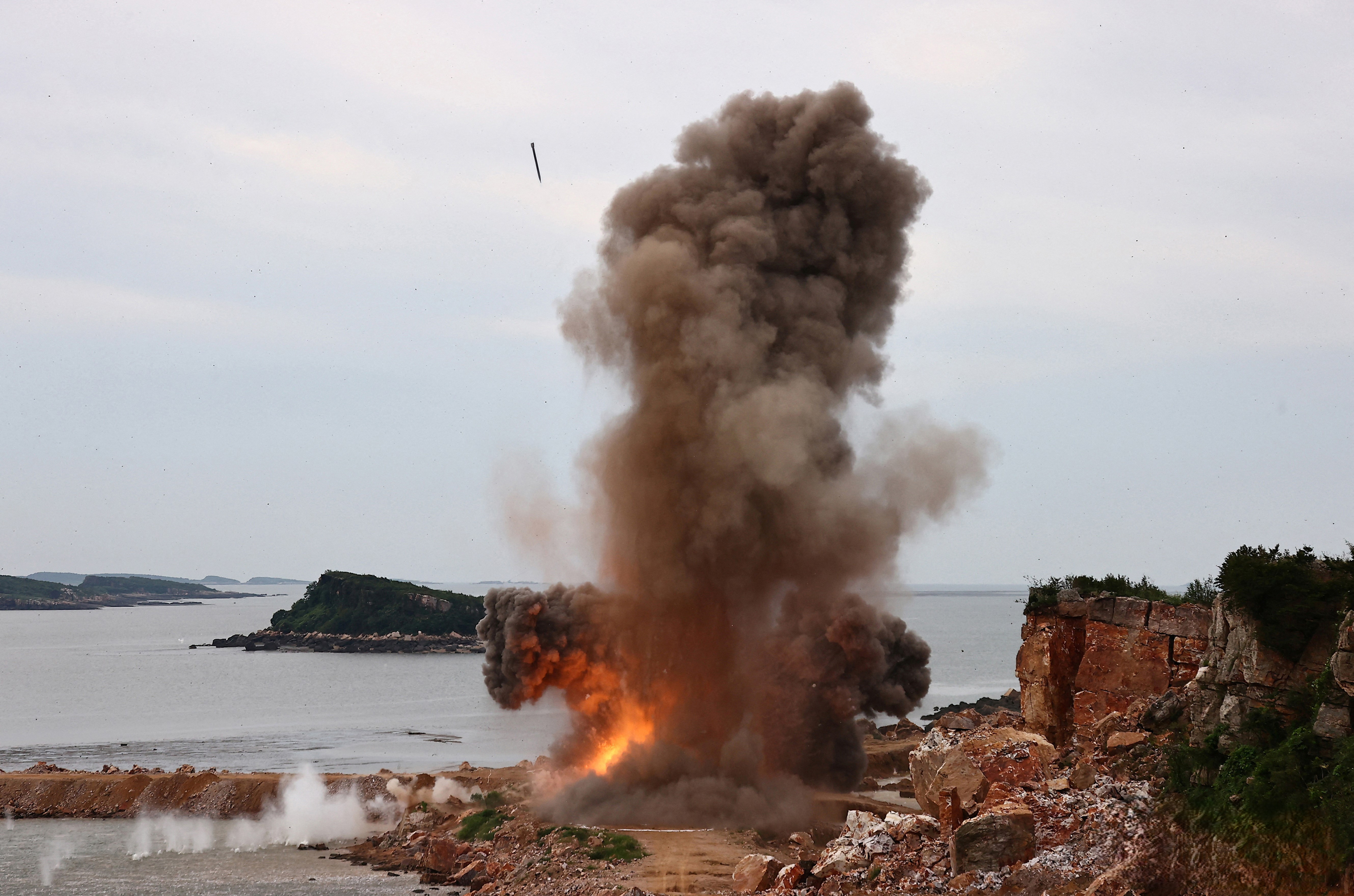 Chủ tịch Triều Tiên Kim Jong-un giám sát thử nghiệm rocket đa nòng