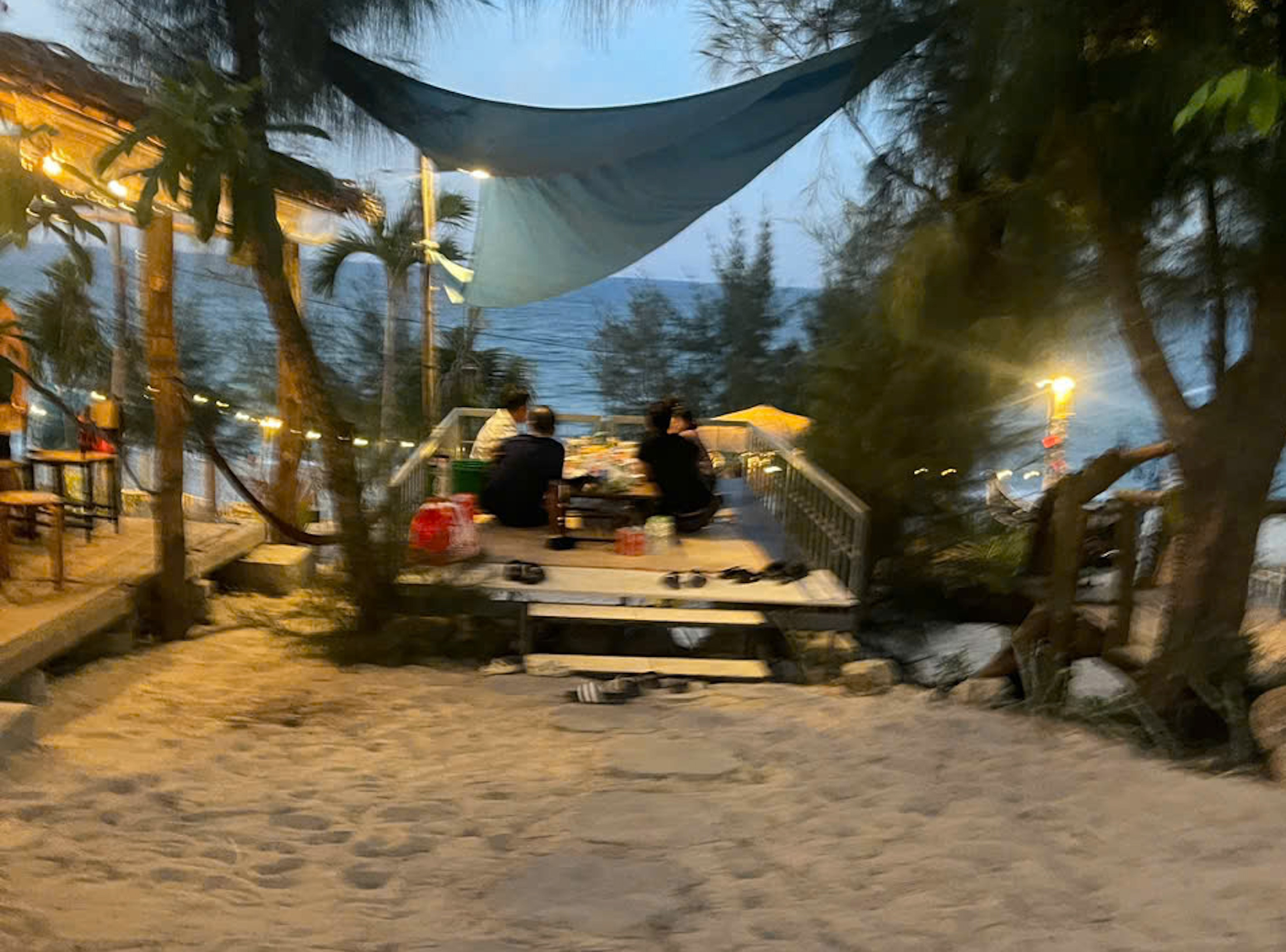 Bị đình chỉ, nhà hàng của người nhà lãnh đạo vẫn đón khách: Tỉnh yêu cầu báo cáo