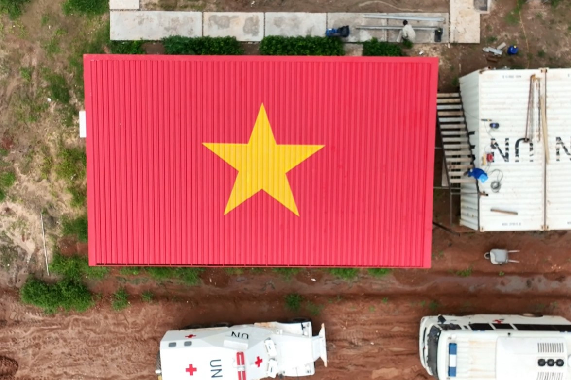 Lực lượng Gìn giữ Hòa bình Việt Nam 'vẽ' cờ Tổ quốc khổng lồ ở châu Phi
