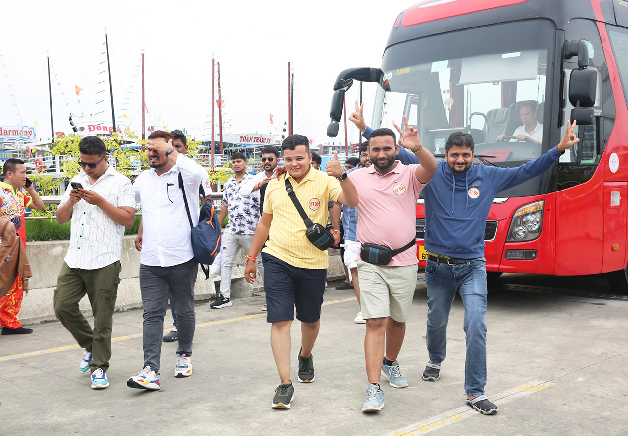 Hơn 1.000 du khách trong đoàn của tỷ phú Ấn Độ đến Hạ Long