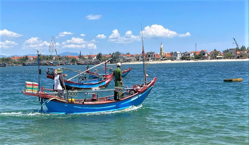 Tìm kiếm học sinh mất tích khi tắm biển Quảng Bình