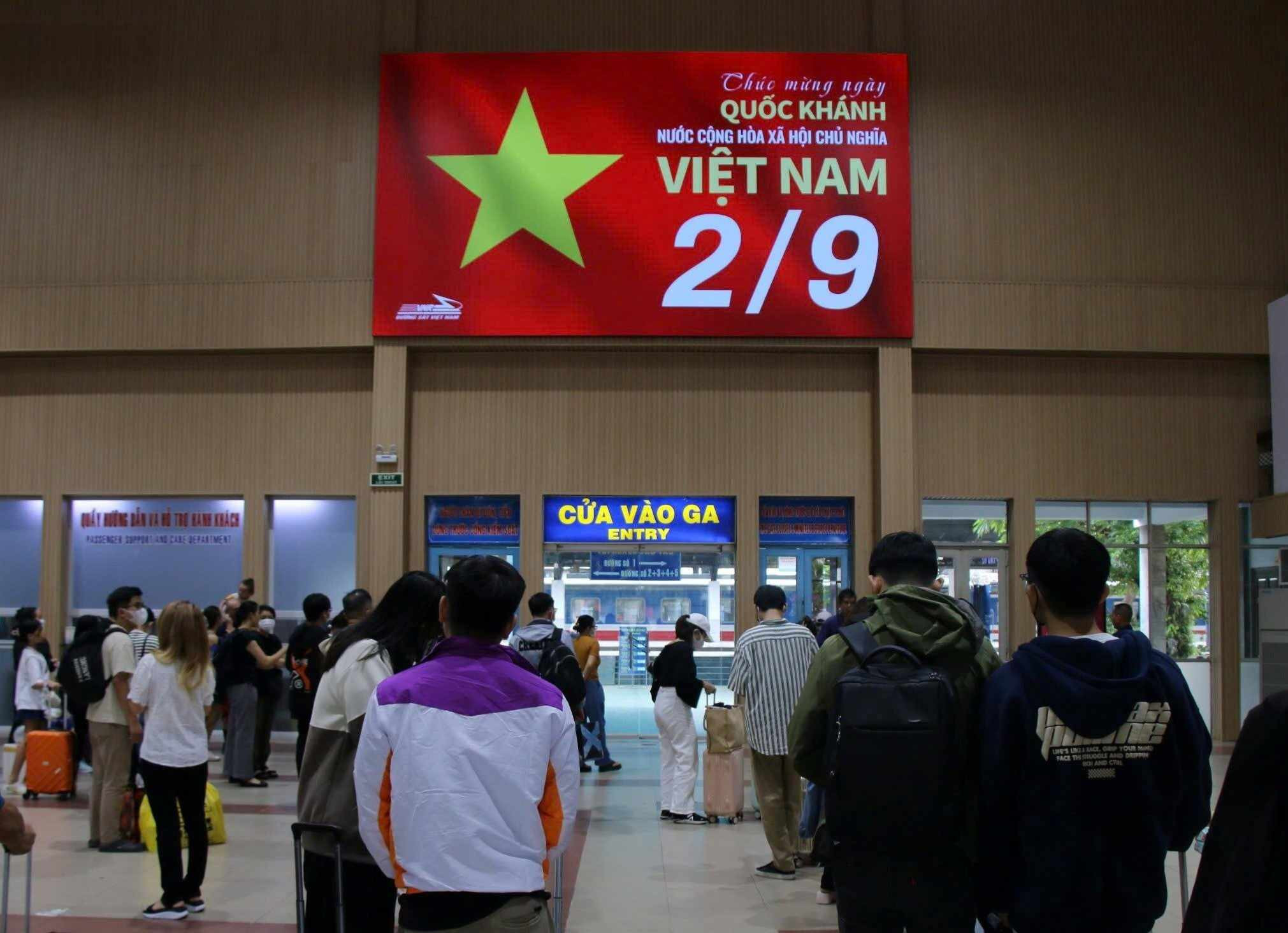 Về quê nghỉ lễ 2/9, người dân TP.HCM đổ dồn đông đúc đến bến phà, sân bay