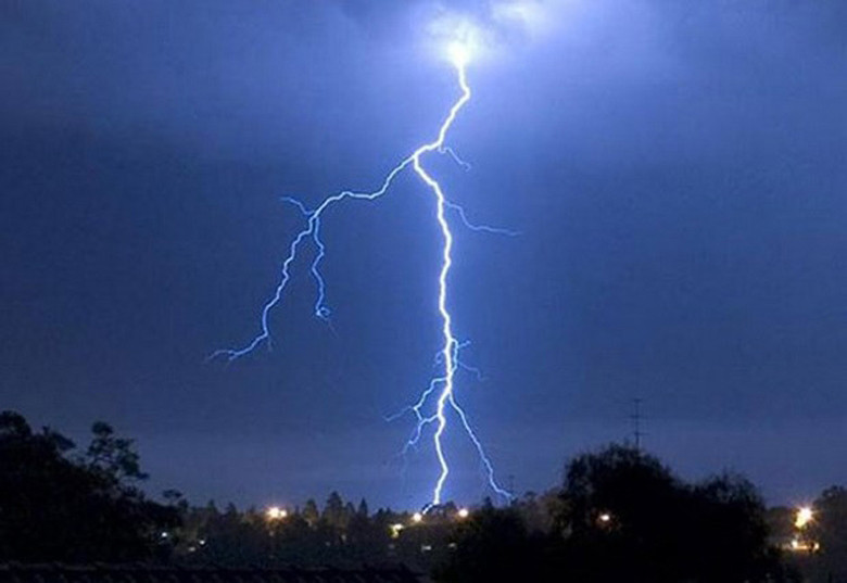 Mưa dông kèm sấm sét liên tục dội xuống miền Bắc