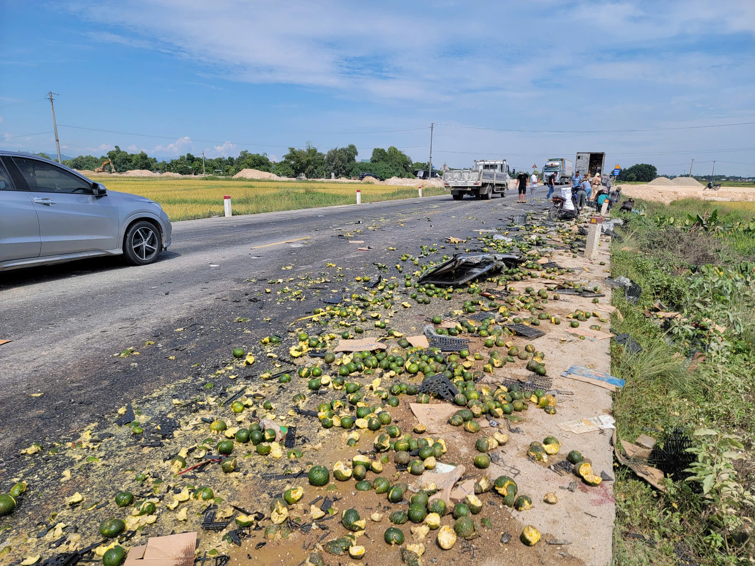 Ô tô tải va chạm xe ben, hàng tấn cam vương vãi trên Quốc lộ qua Hà Tĩnh