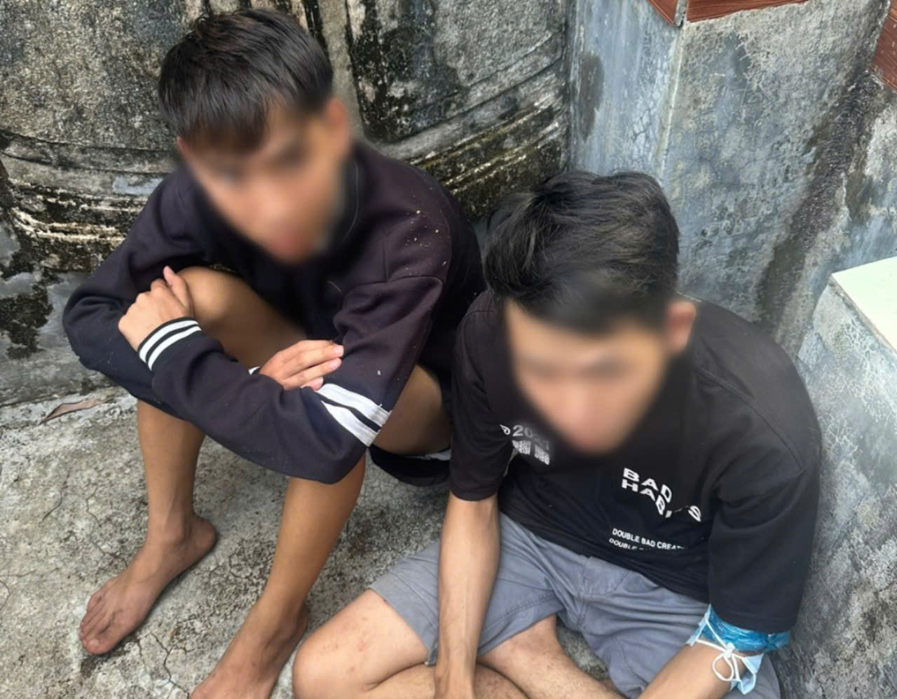 Nghẹt thở truy bắt 4 tên cướp iPhone 15 và tiền trên đường làng ở Huế