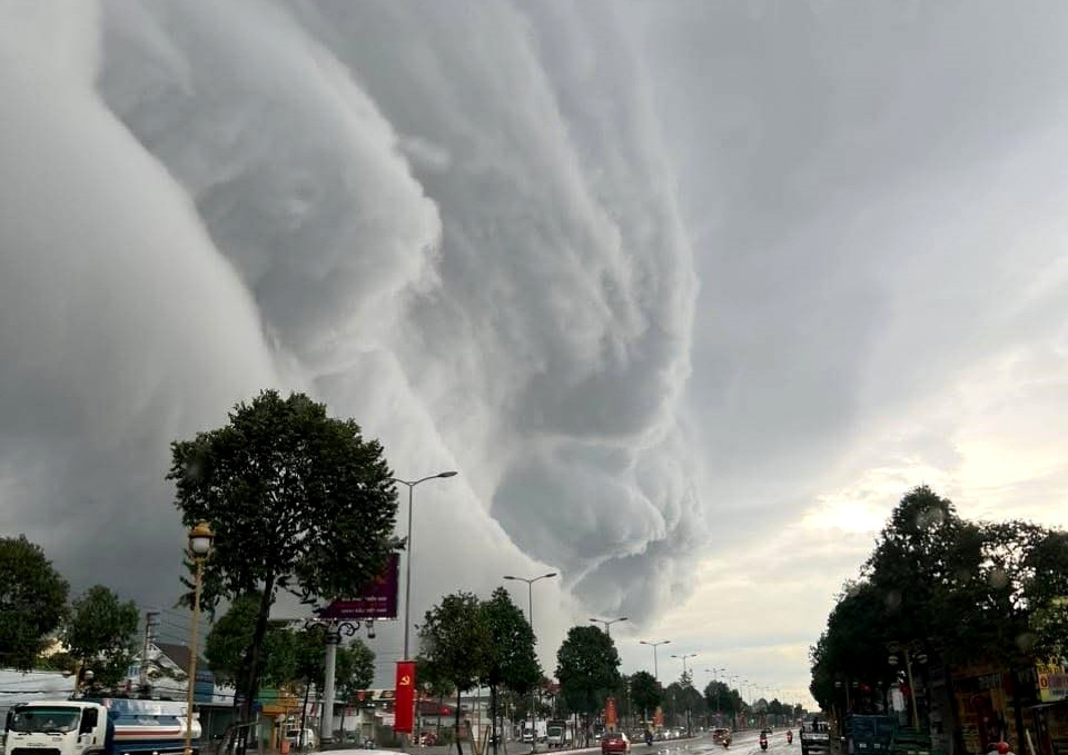 Đám mây cuồn cuộn như sóng thần xuất hiện trên bầu trời Bình Dương