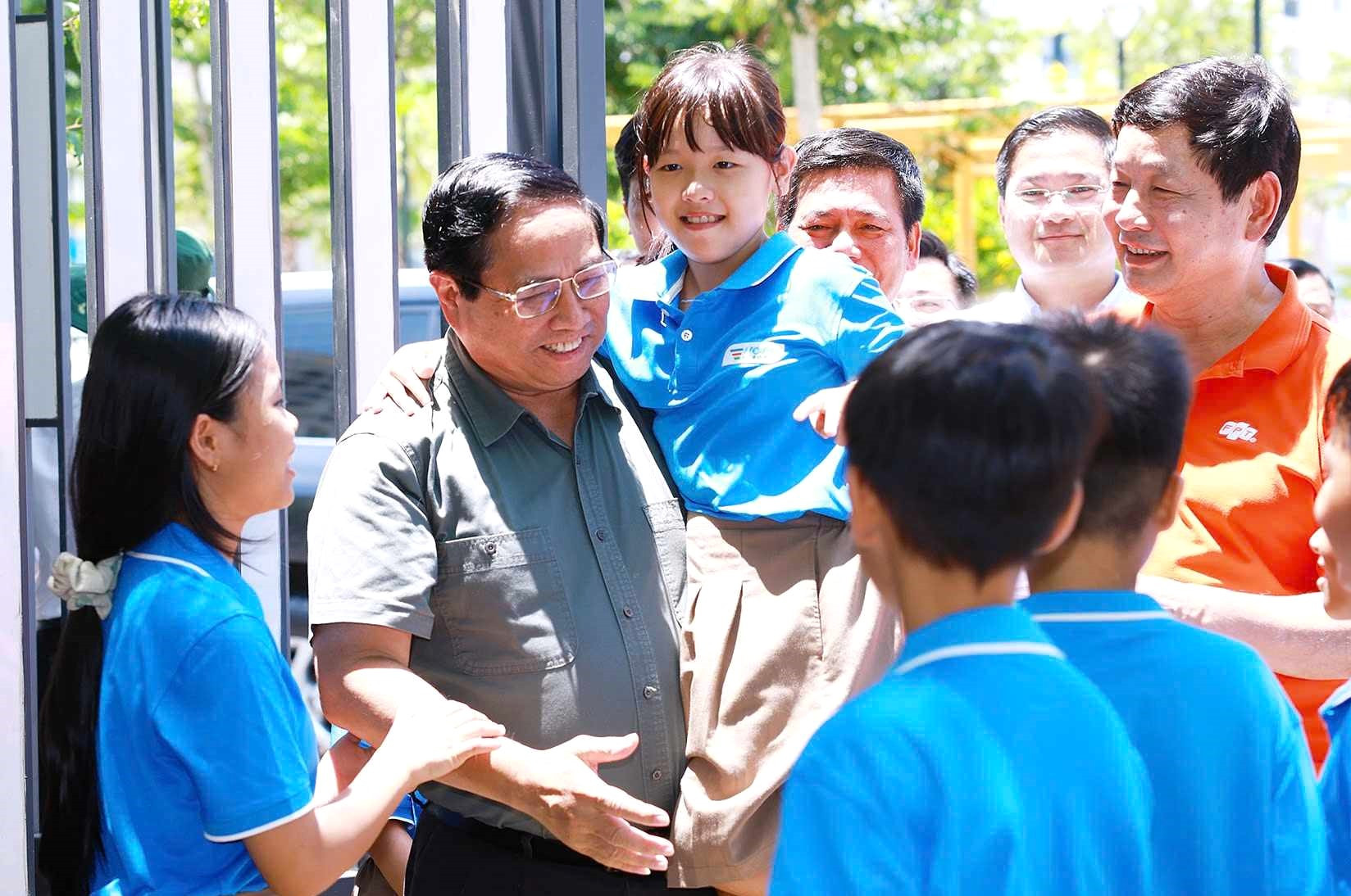 Thủ tướng Phạm Minh Chính đến thăm các em nhỏ trường Hy vọng Đà Nẵng