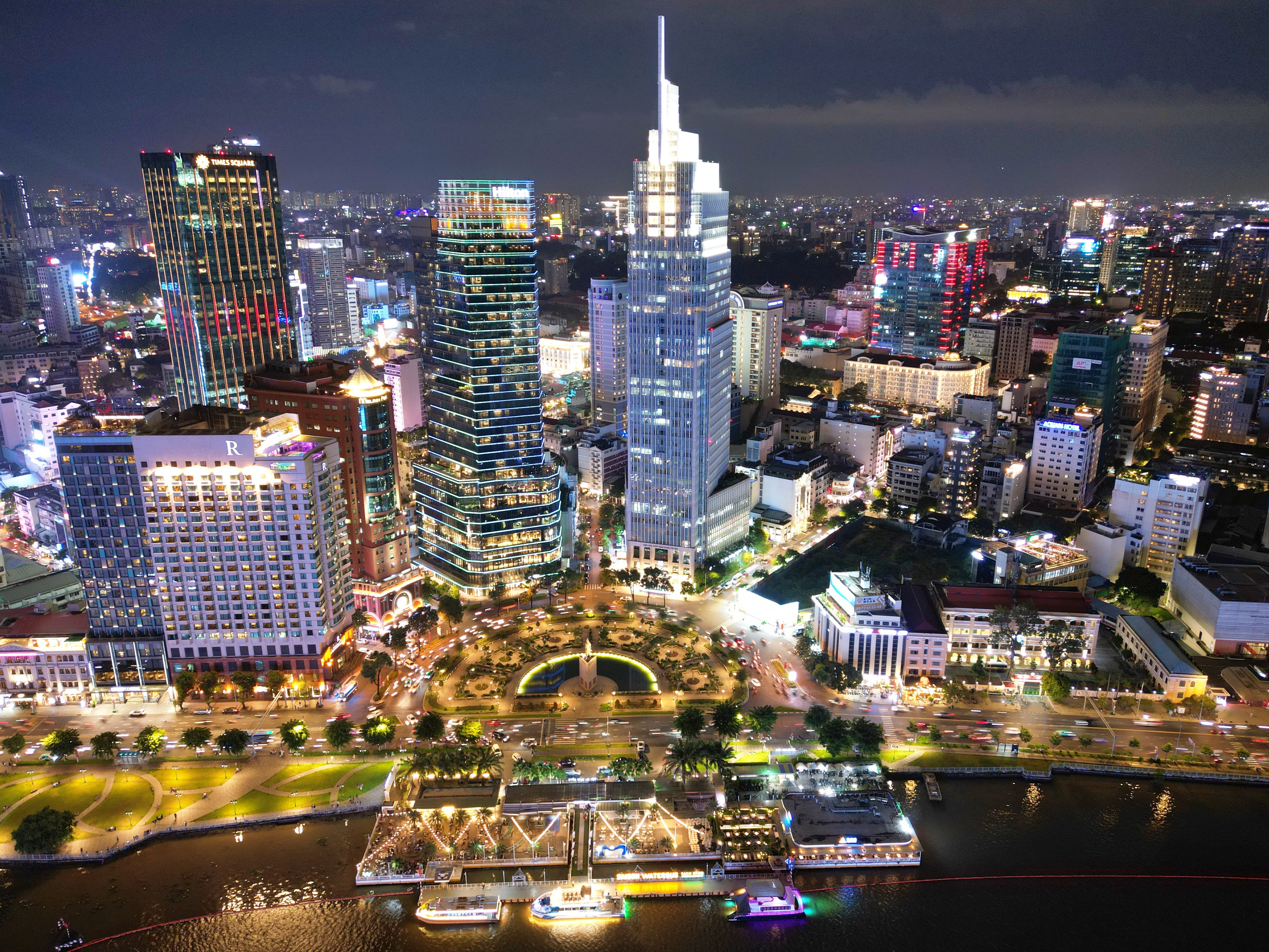 Ngắm TP.HCM rực rỡ ánh đèn từ trên cao khi đêm xuống 