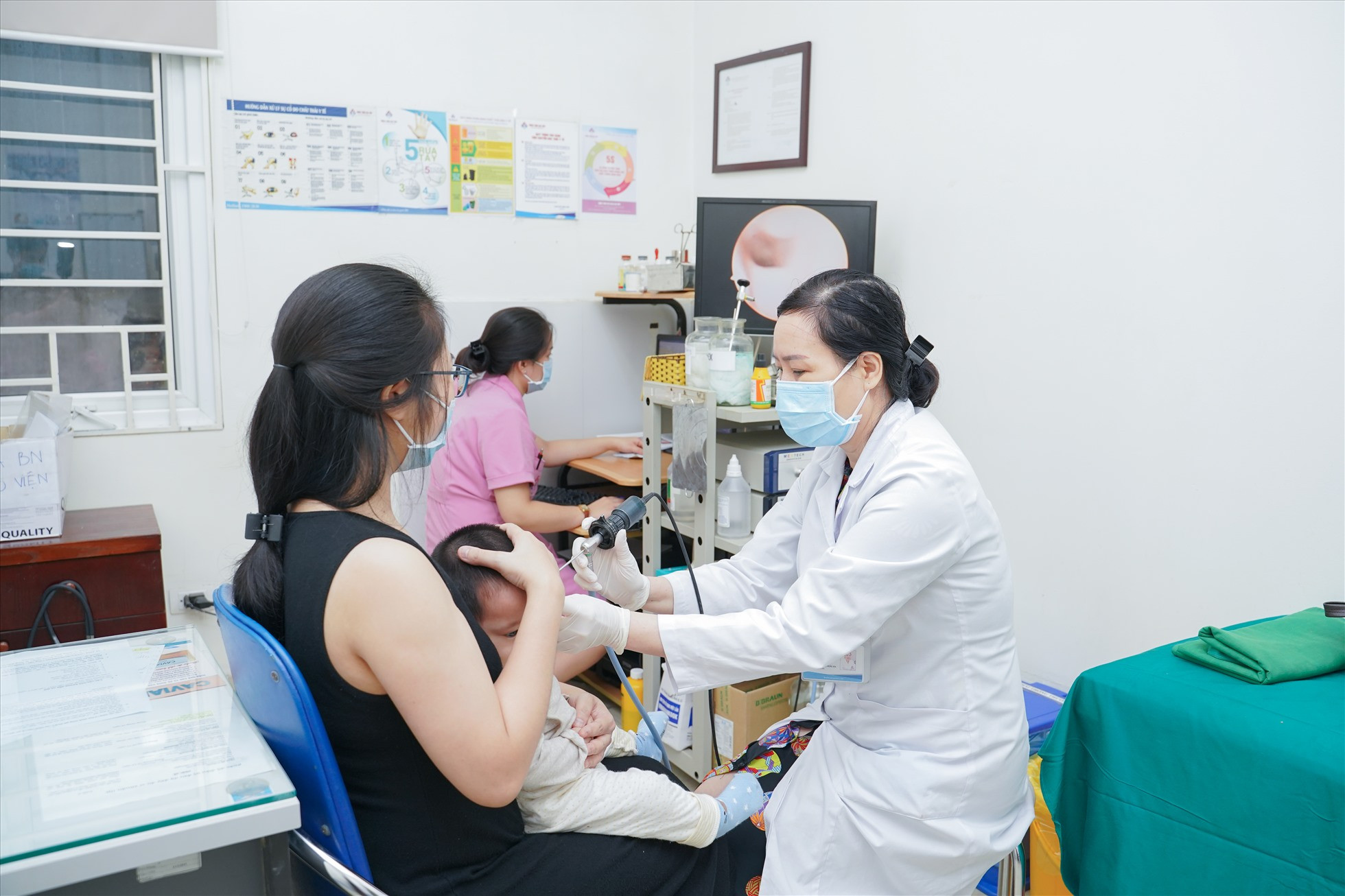 Tự chữa cảm cúm cho trẻ, cha mẹ hối hận, phải đưa con đi cấp cứu