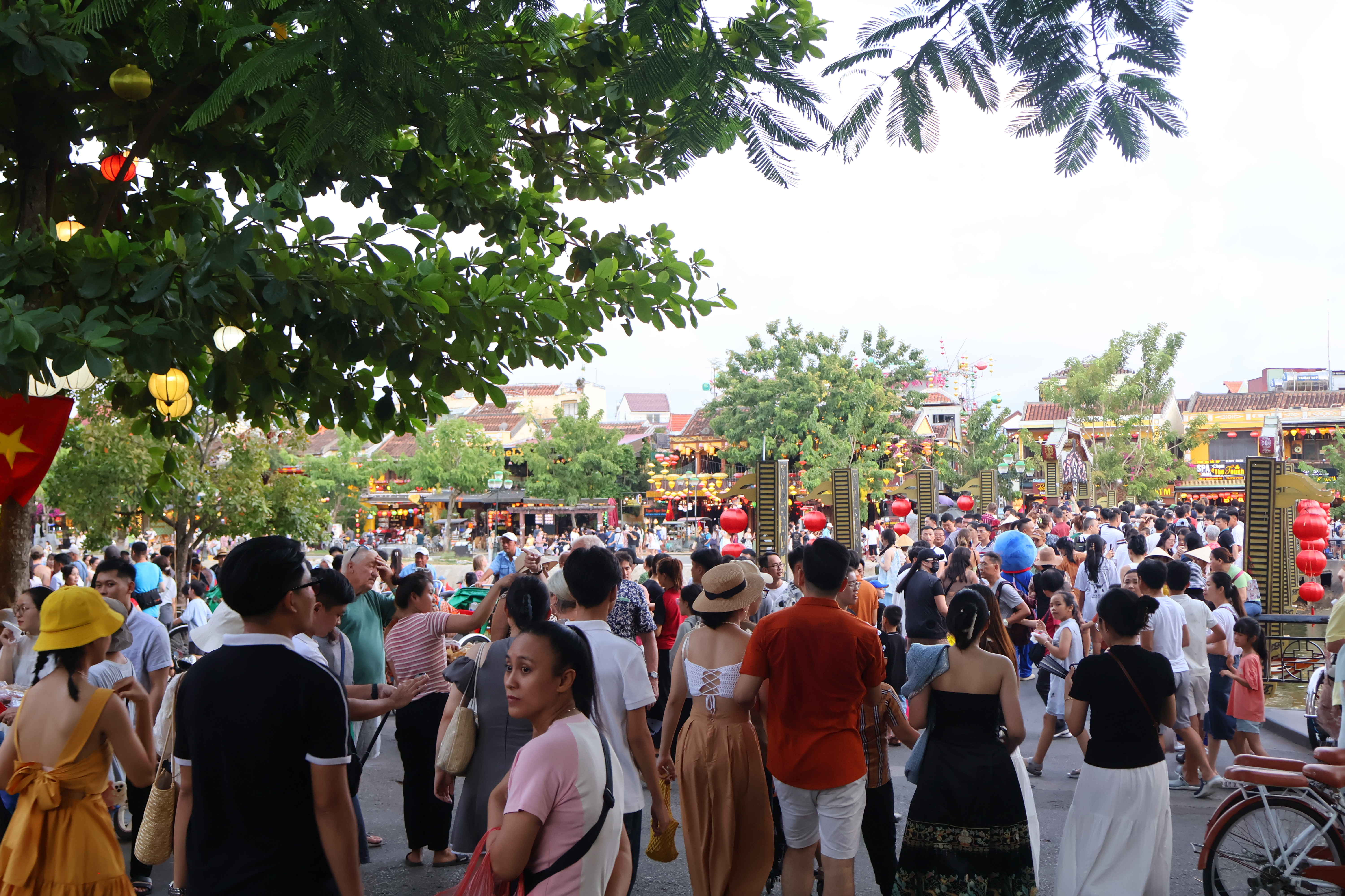 Phố cổ Hội An ken đặc du khách dịp lễ 2/9