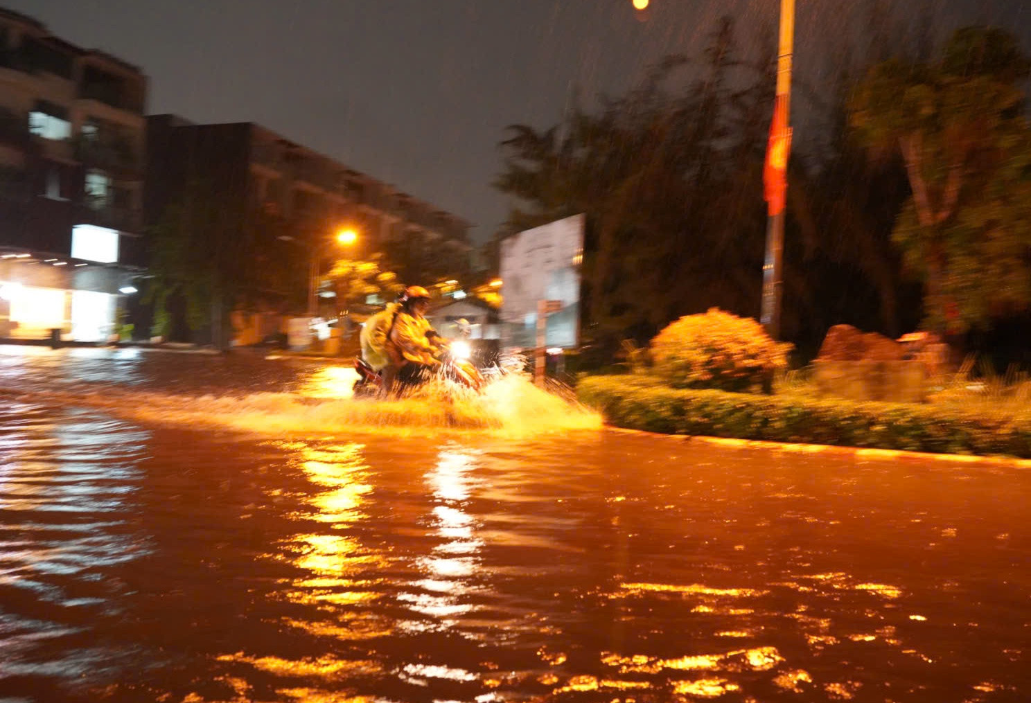 Mưa như trút nước suốt nhiều giờ, đường phố ở TP.HCM biến thành sông