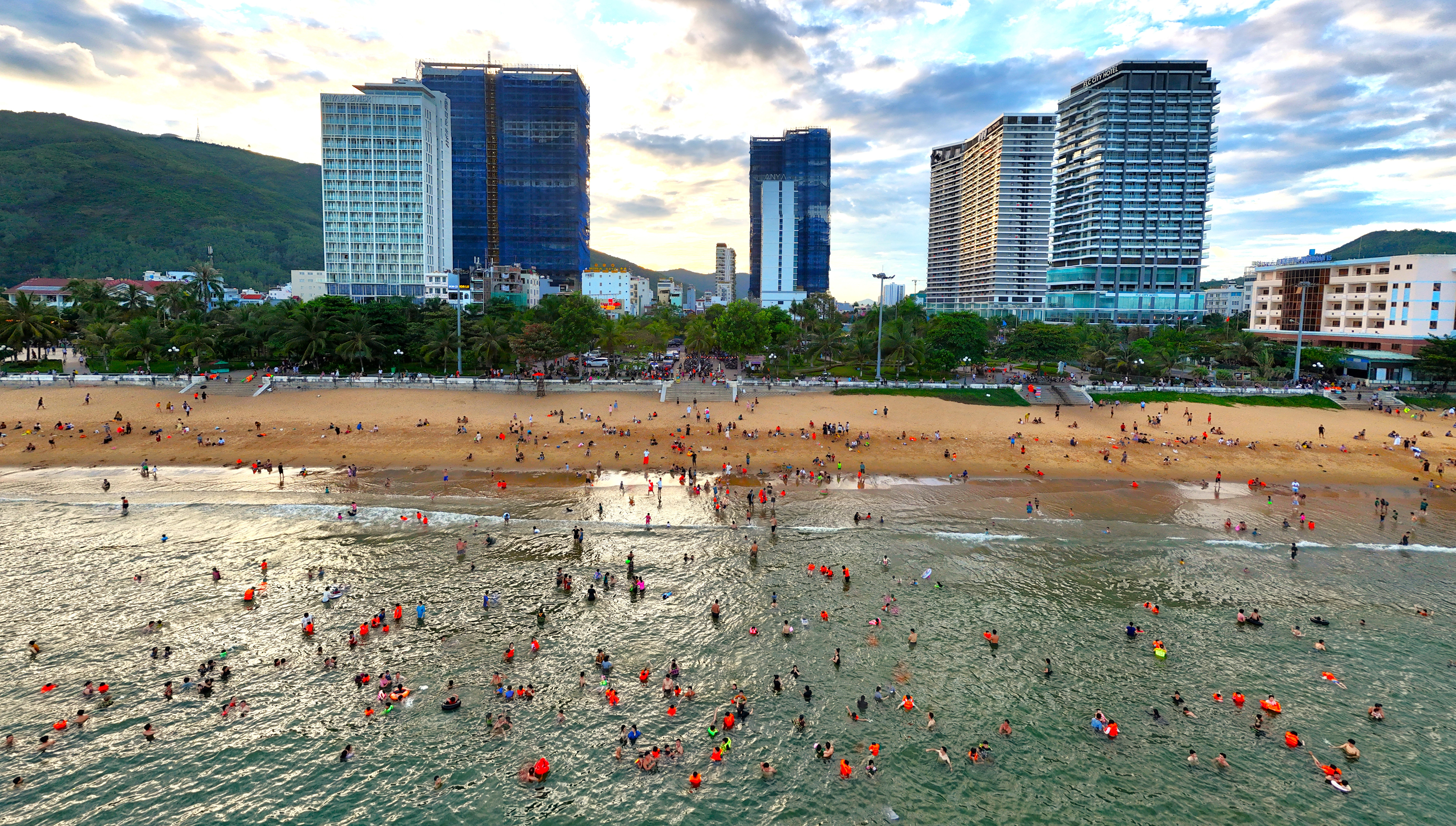 Trời đẹp, du khách đổ về biển Quy Nhơn tận hưởng kỳ nghỉ lễ