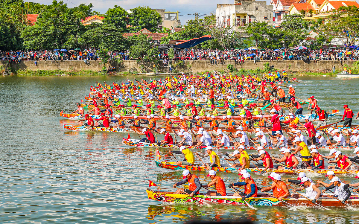 Vạn người đội nắng dự lễ hội đua thuyền trên sông Kiến Giang mừng Tết Độc lập