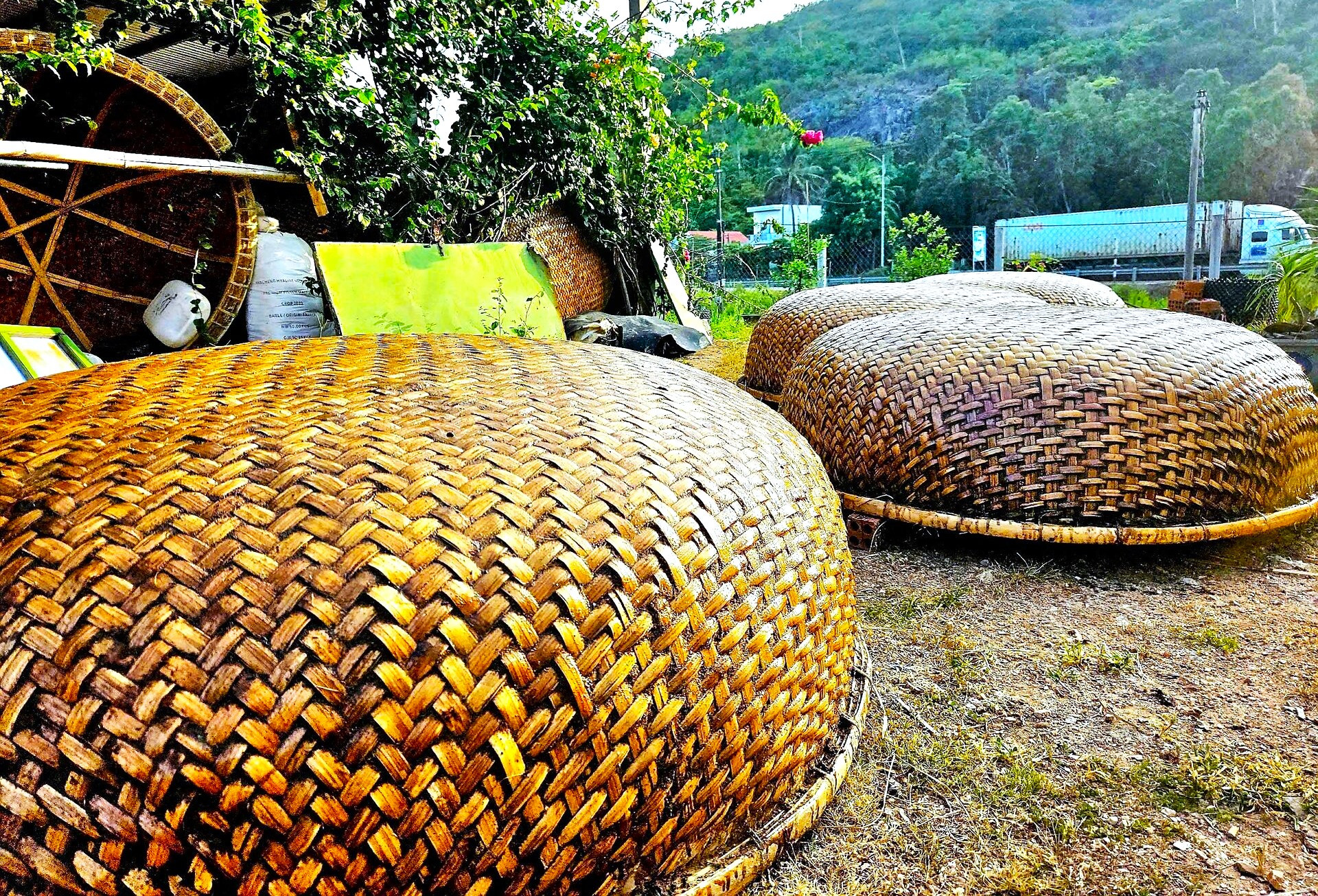 Đặc sắc nguyên liệu làm thúng chai truyền thống 