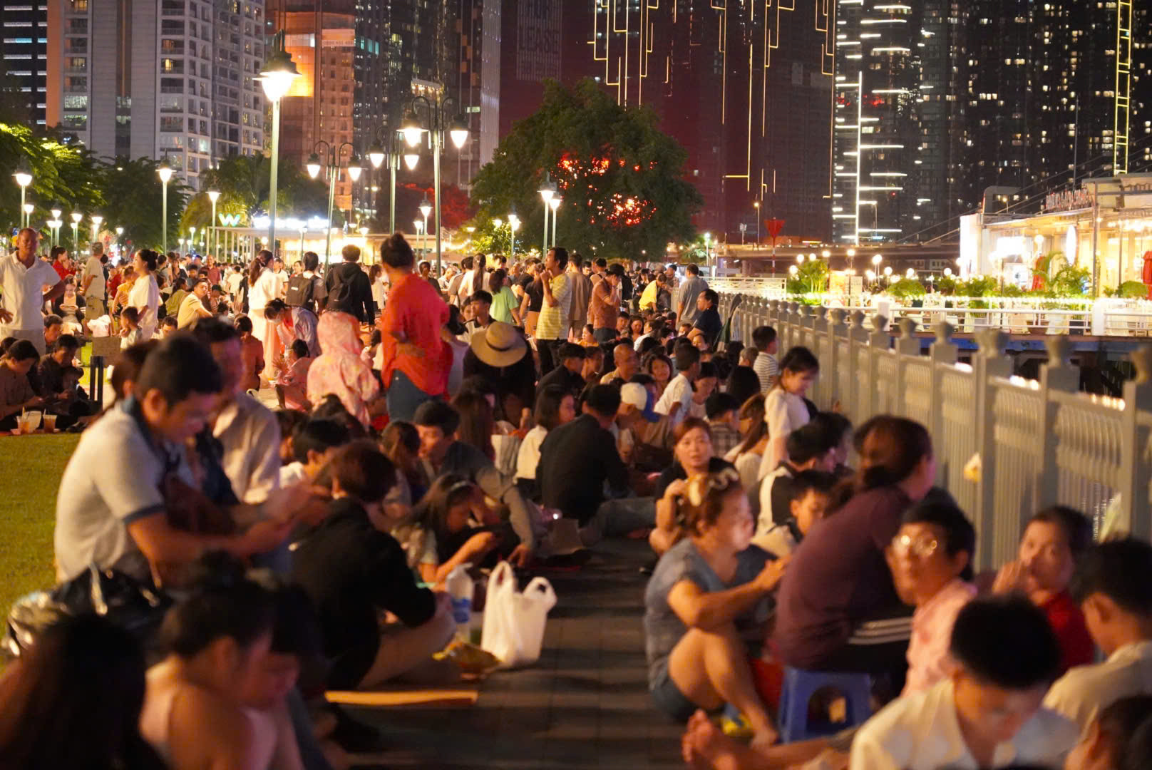 Biển người ùn ùn đổ về trung tâm TP.HCM chờ xem pháo hoa tối 2/9