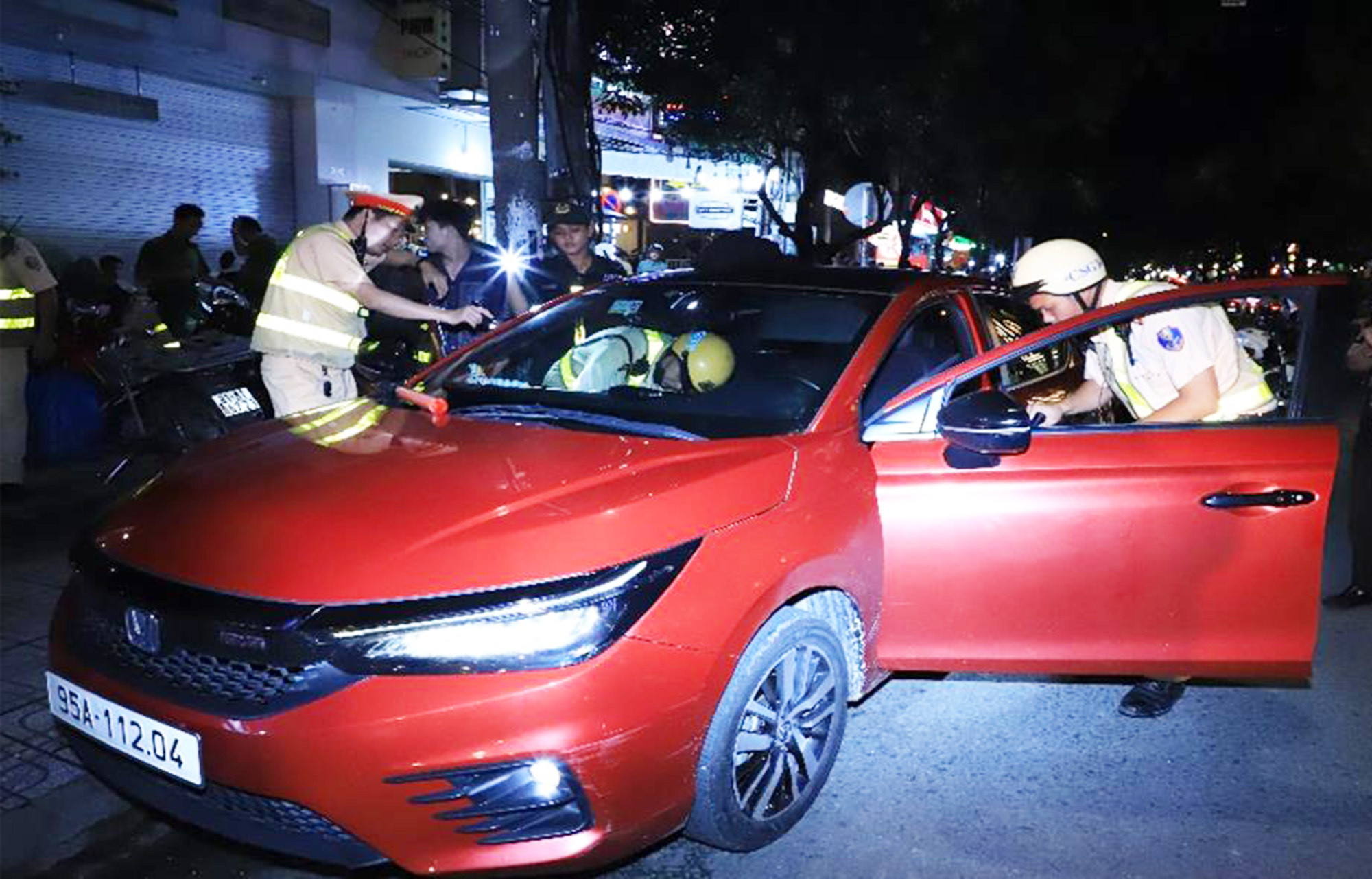 Ô tô 5 chỗ chở 8 người ‘thông chốt’ cảnh sát giao thông, trên xe có ma túy