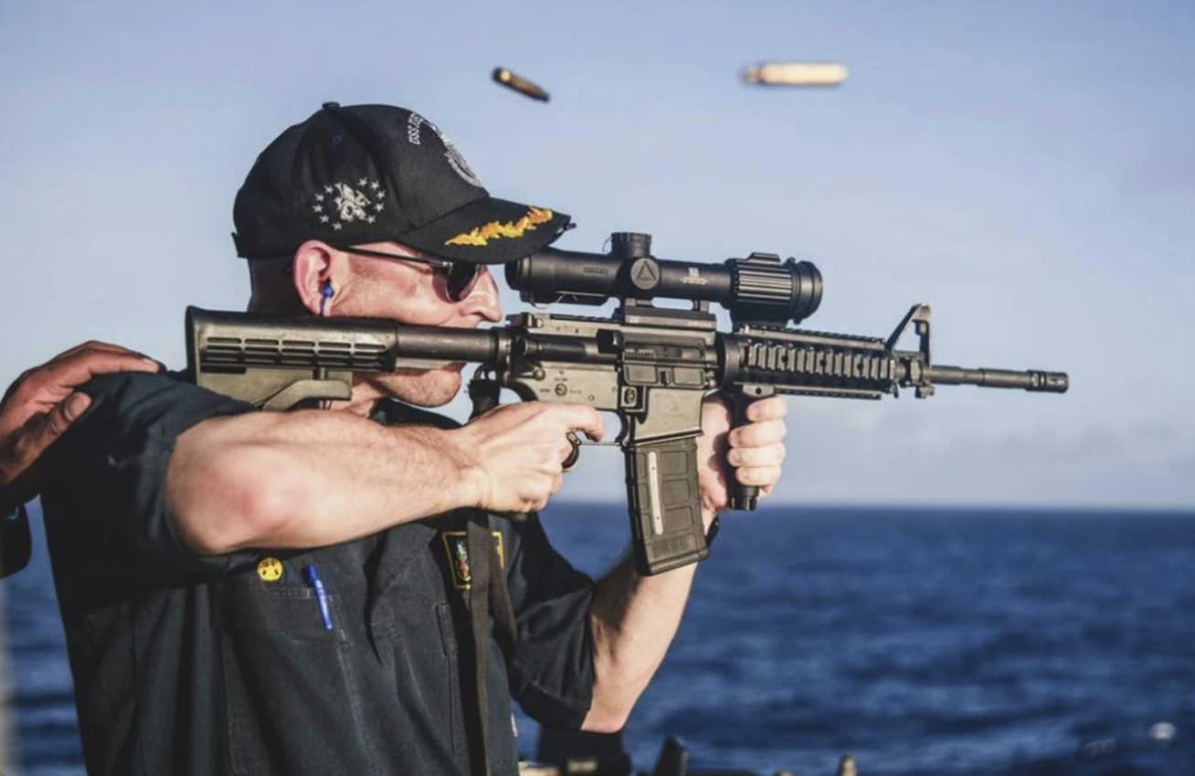 Chỉ huy tàu chiến Mỹ mất chức vì ảnh ngắm súng ngược