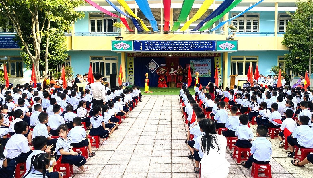 Quảng Ngãi: Lãnh đạo tỉnh dự khai giảng nhưng không đánh trống, phát biểu