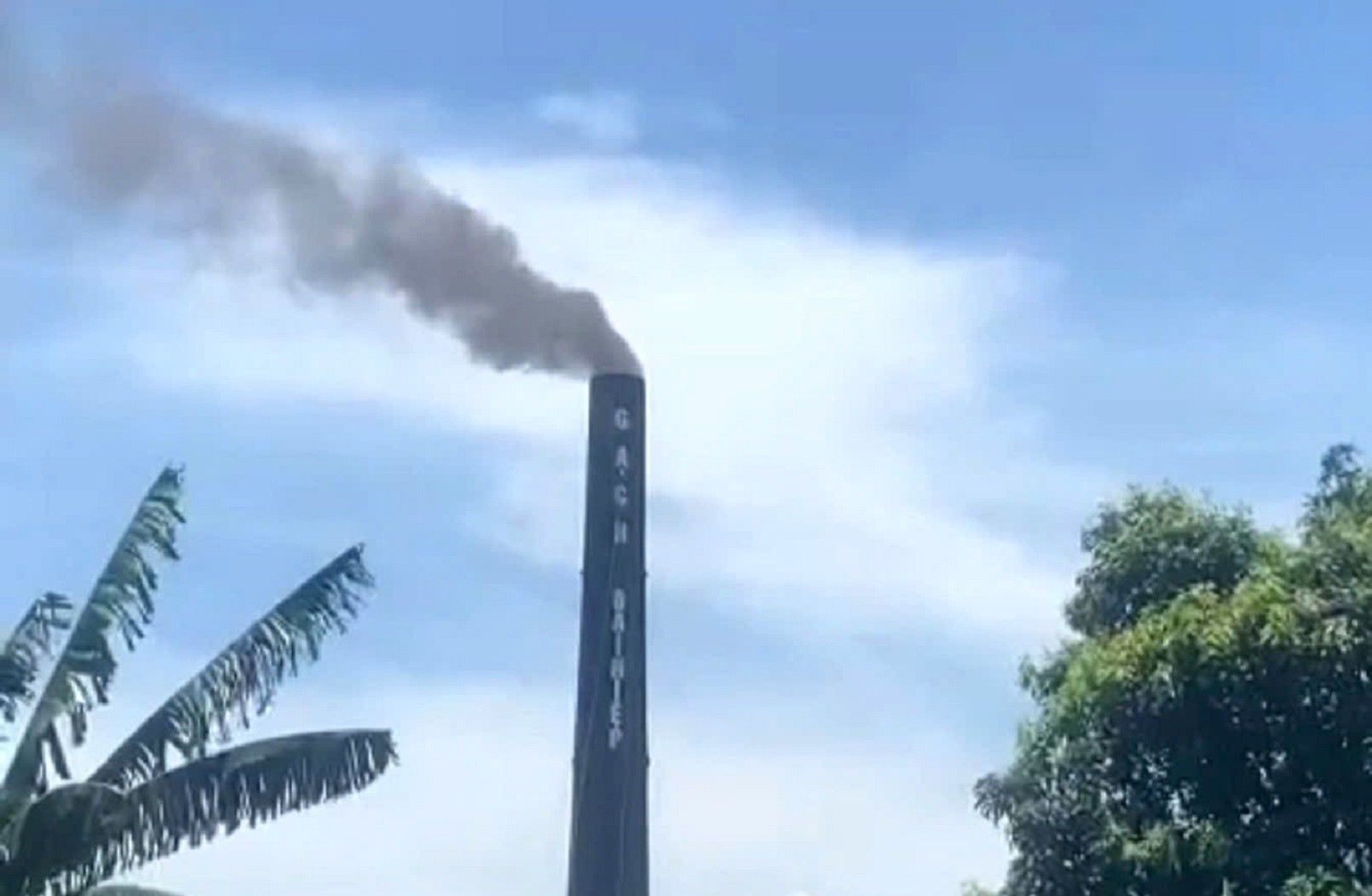 Nhà máy gạch ‘bức tử’ môi trường, dân đóng cửa nhà cả ngày lẫn đêm