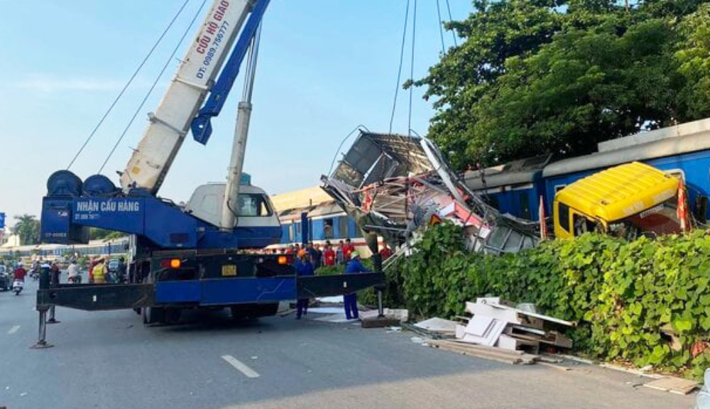 Ô tô tải biến dạng sau cú tông tàu hoả, tài xế bị thương