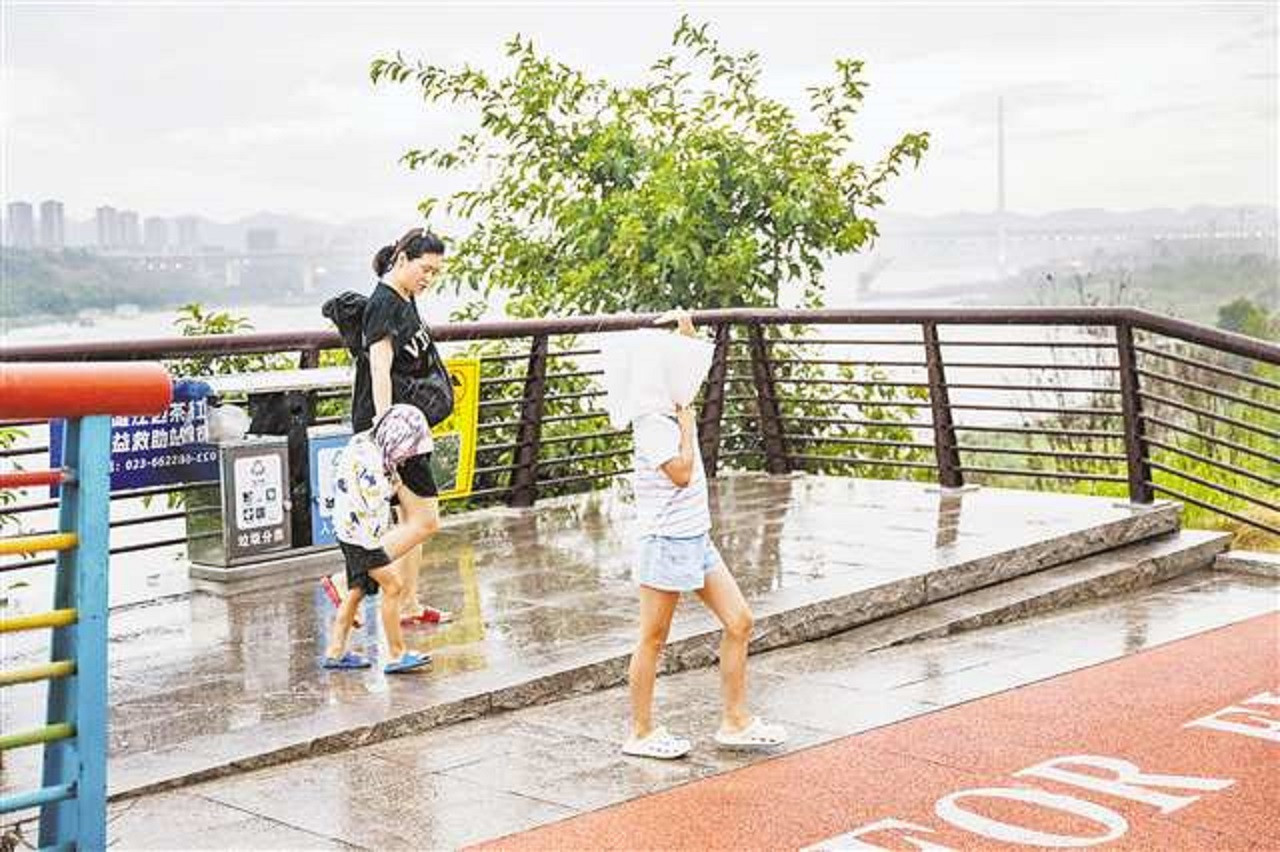 Thành phố Trung Quốc bắn 31 tên lửa làm mưa nhân tạo 