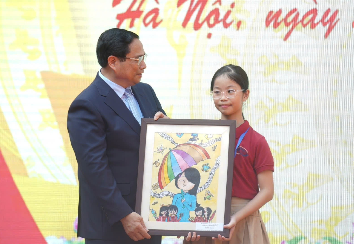 Bức tranh đặc biệt của nữ sinh trường khiếm thị tặng Thủ tướng ở lễ khai giảng