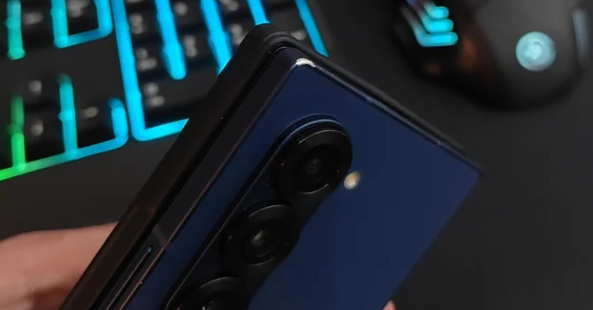 Galaxy Z Fold 6 mới mua đã tróc sơn, Samsung đổ lỗi 'tại sạc'