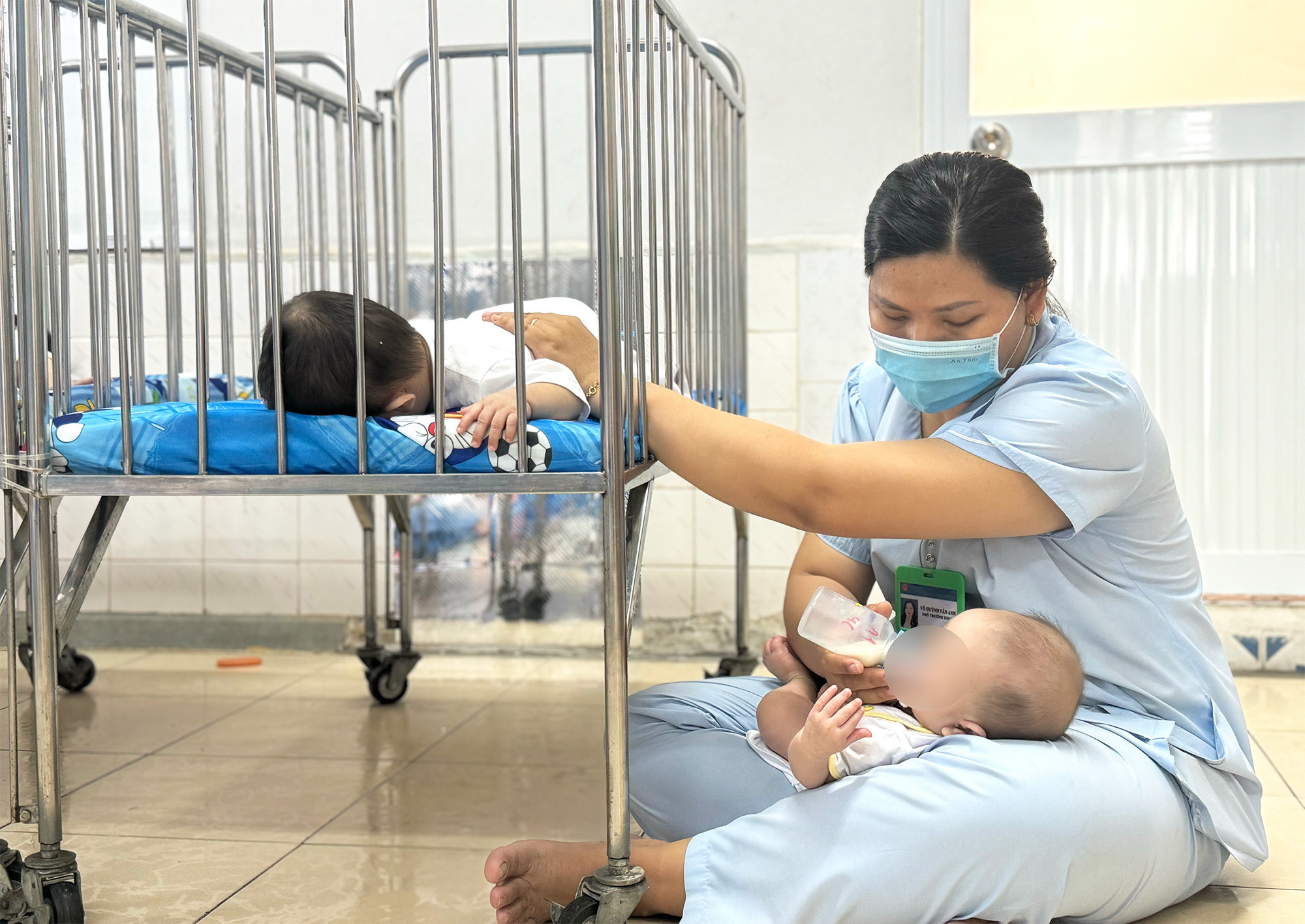 Trẻ bị bạo hành tại mái ấm Hoa Hồng được ổn định tâm lý ở nhà mới