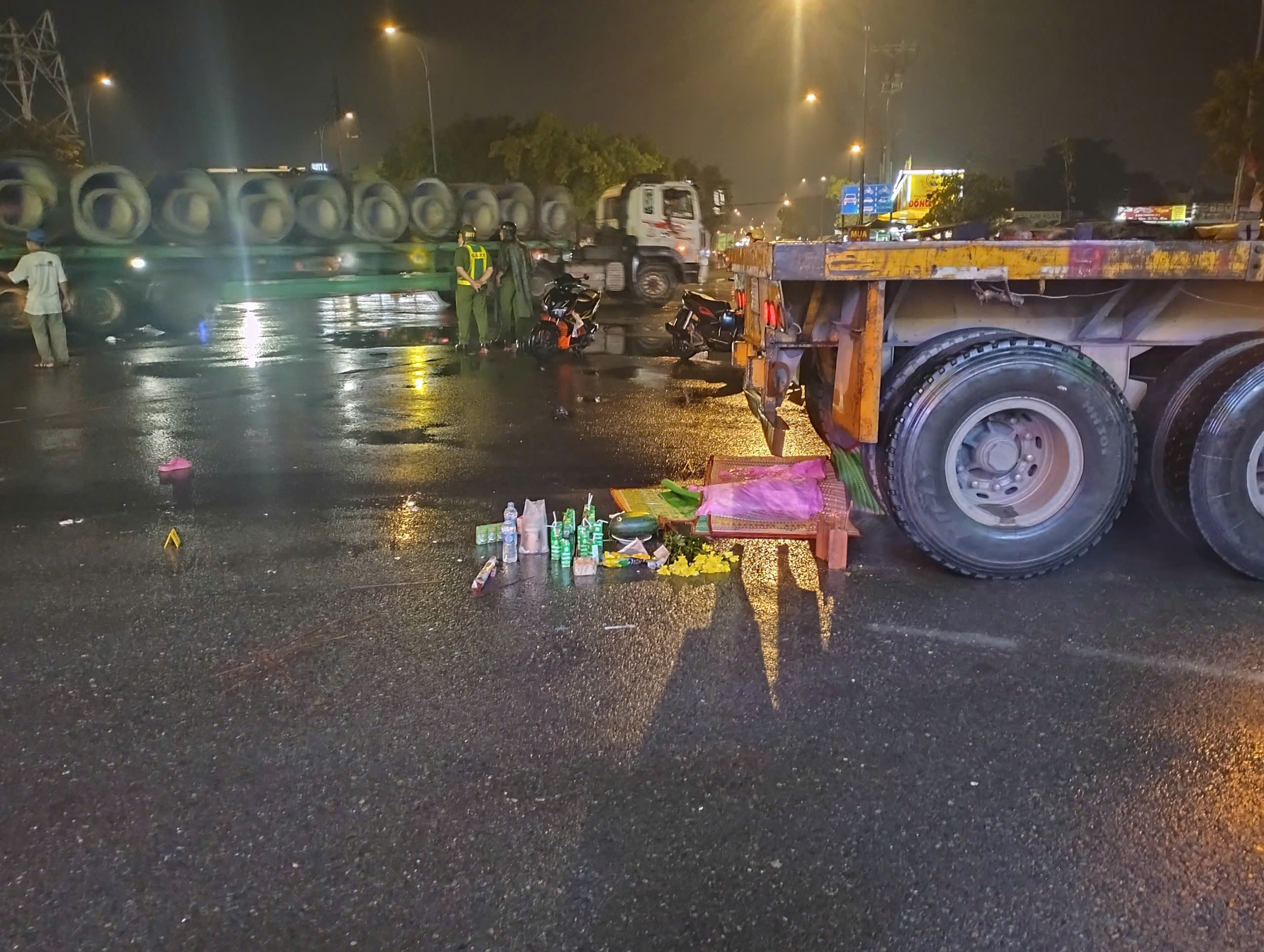 Container va chạm xe máy, mẹ nguy kịch còn 2 trẻ nhỏ tử vong