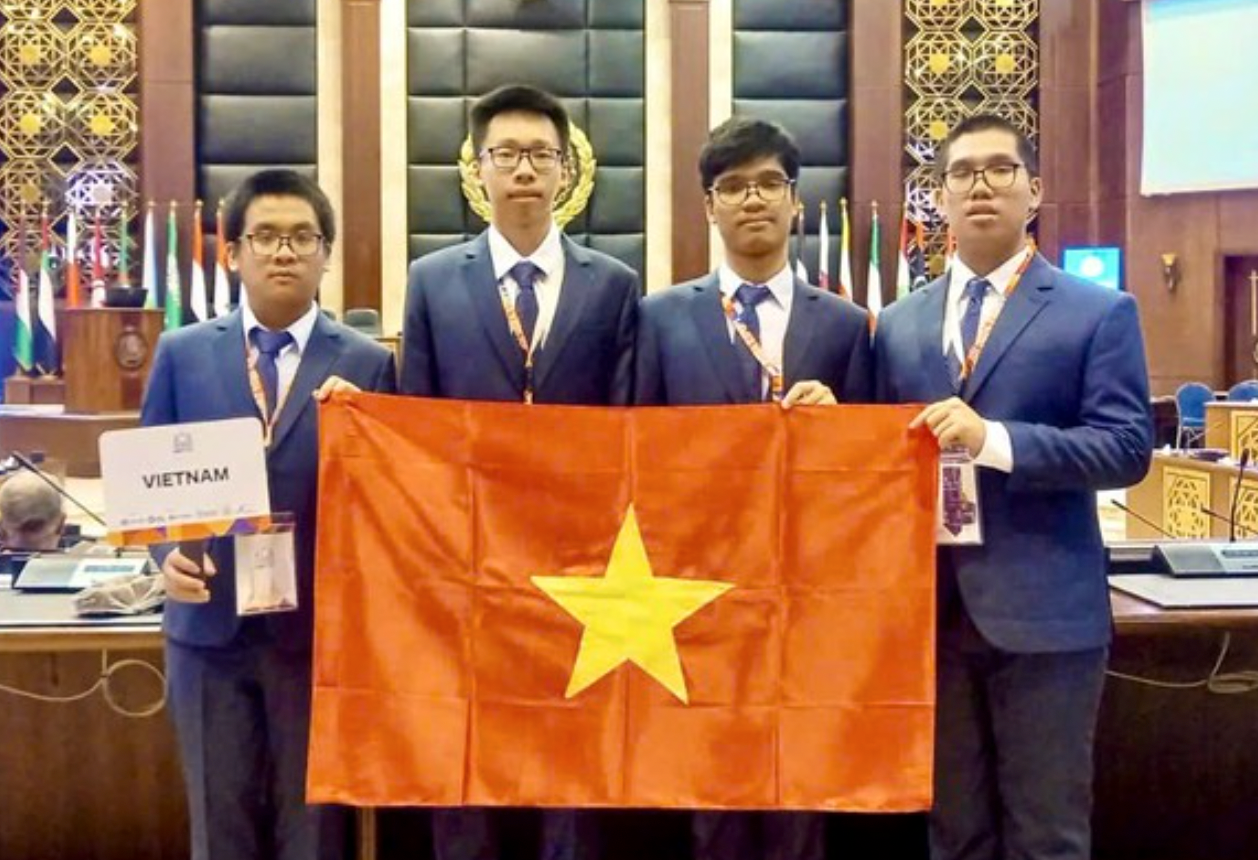 Một trường chuyên có 4 học sinh cùng giành huy chương Olympic Tin học quốc tế