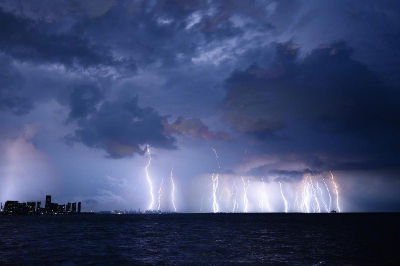 Trung Quốc: Sét tím khổng lồ xuất hiện ở Hải Nam trước khi siêu bão Yagi đổ bộ