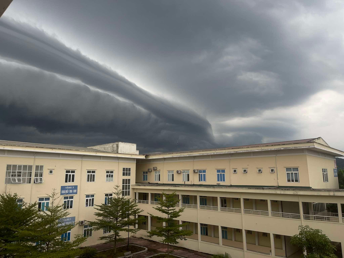 Đám mây như ‘sóng thần’ xuất hiện ở xứ Nghệ trước bão số 3