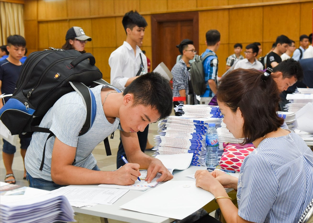 Nhiều trường đại học hoãn nhập học, cho sinh viên nghỉ tránh bão Yagi