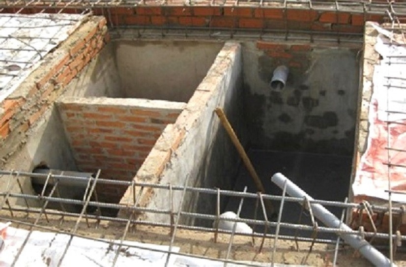 Rơi xuống hầm chứa nước thải của công ty, 2 công nhân tử vong