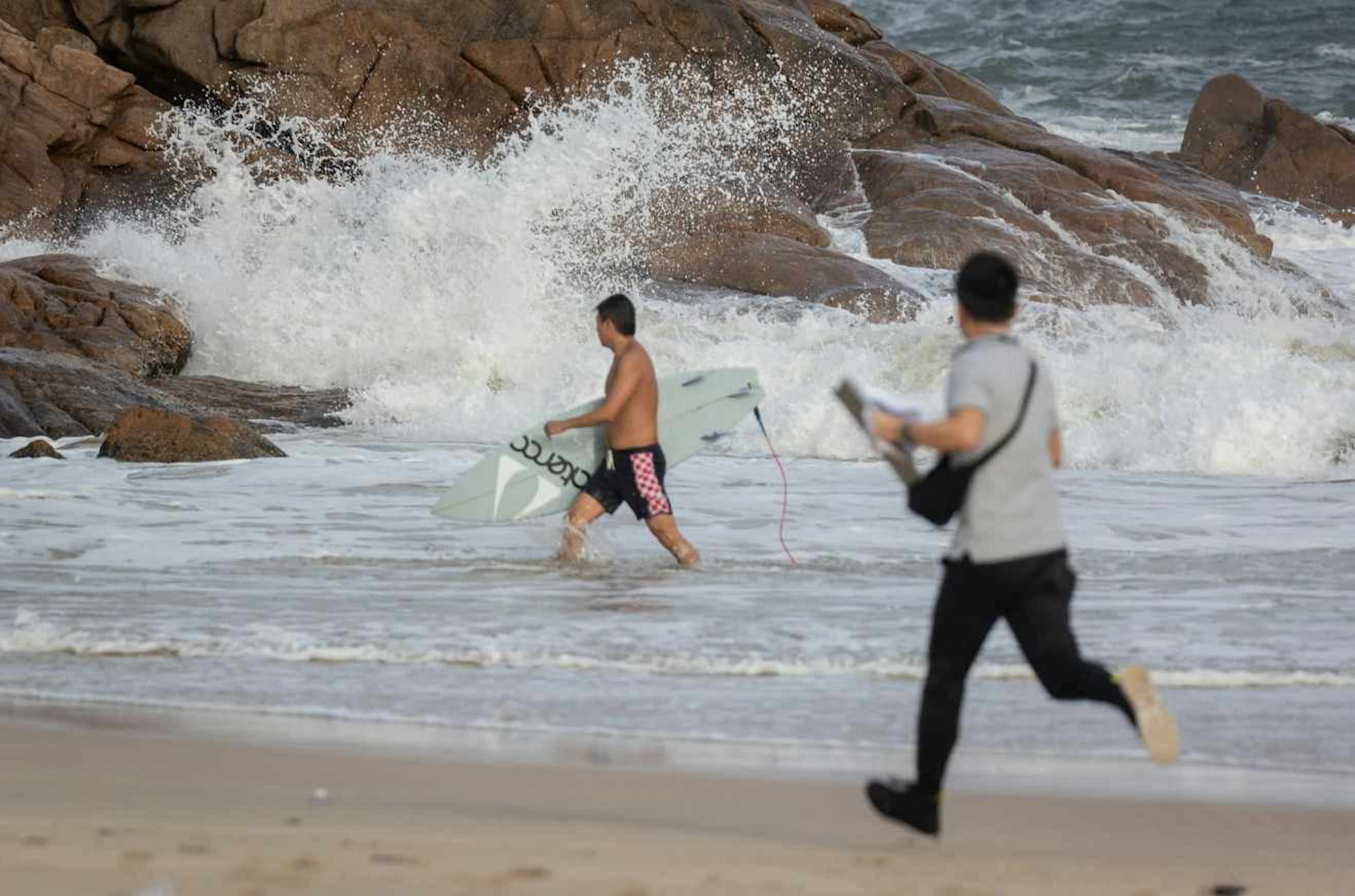 Chống siêu bão Yagi: Dân Trung Quốc đắp bao cát, ra sức ngăn 'những kẻ săn bão'