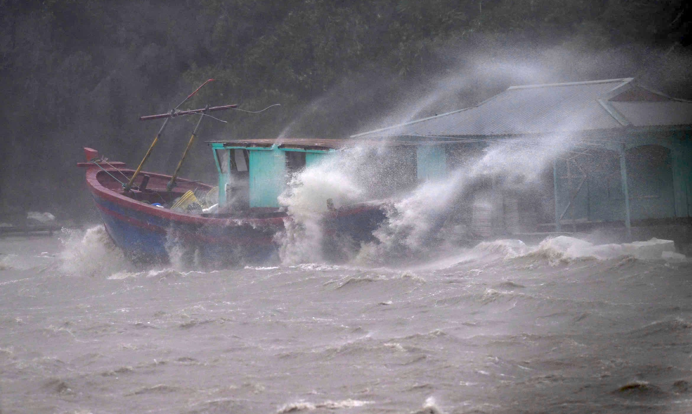 Cập nhật tin bão Yagi mới nhất: Quảng Ninh gió mạnh cấp 14 đánh chìm tàu thuyền