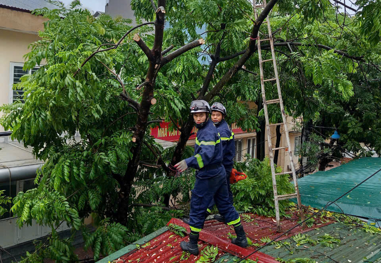 Công an Hà Nội nhận hơn 70 tin báo cứu nạn cứu hộ do mưa bão