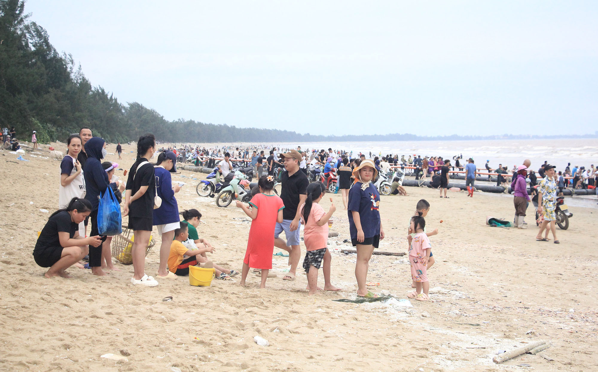 Dân ra biển chờ nhặt cá trôi dạt, lãnh đạo phường đề nghị giao lồng cá cho chủ bè