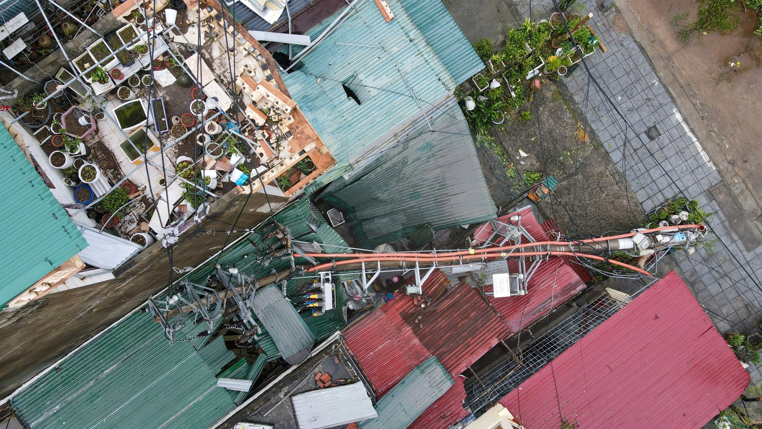 Gia đình ở TP Cẩm Phả thoát chết trong gang tấc khi cột điện đè giữa nhà