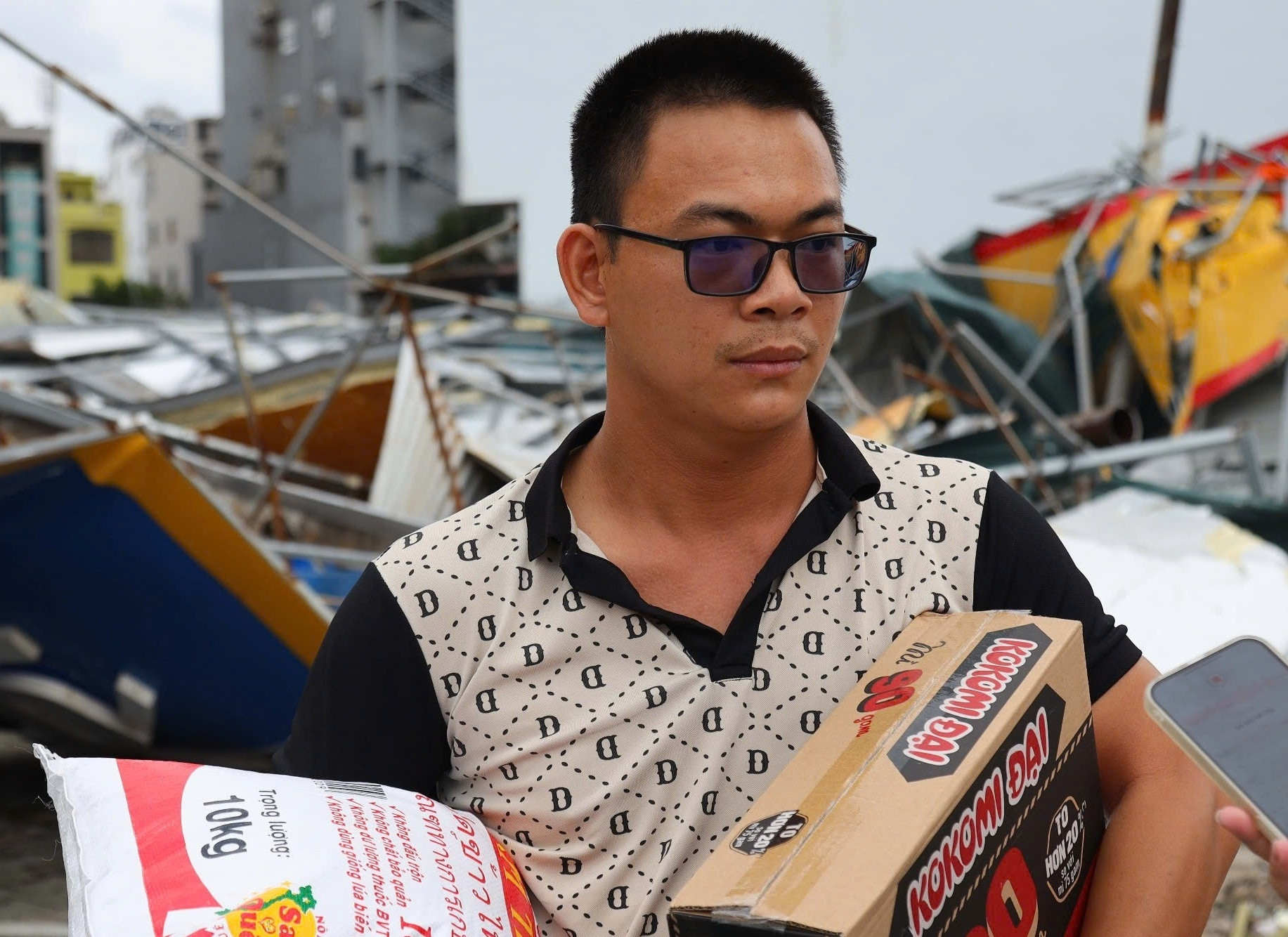 9X đau xót nhìn cơ ngơi 1.000m2 bị bão thổi bay, tay trắng sau một đêm