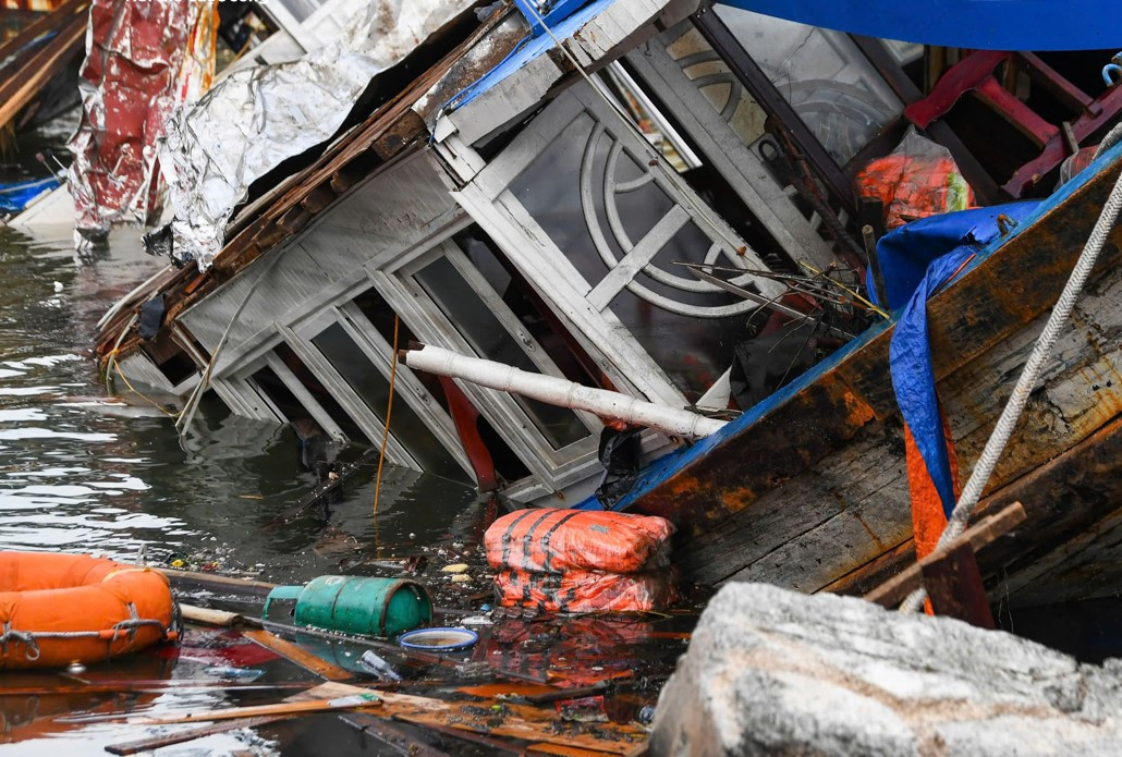 3 tàu cá của ngư dân Quảng Ngãi bị sóng đánh chìm khi neo đậu tránh bão