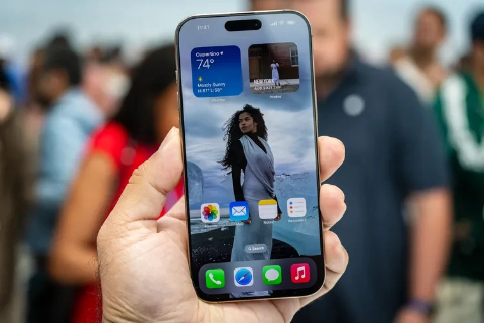 Trên tay iPhone 16 Pro Max