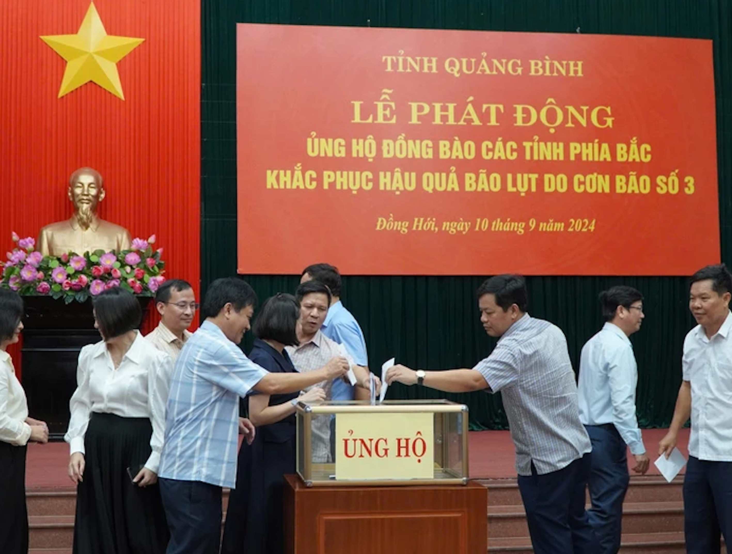 Quảng Bình ủng hộ 5 tỷ đồng, Nghệ An nấu bánh chưng gửi dân vùng lũ 