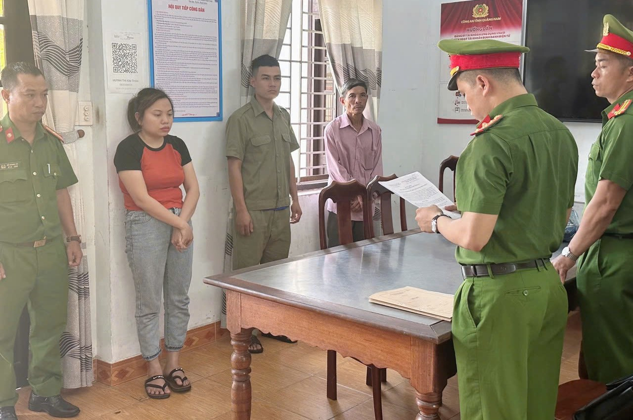 Lên mạng đặt mua vàng giả, 'nữ quái' mang ra tiệm vàng lừa đảo