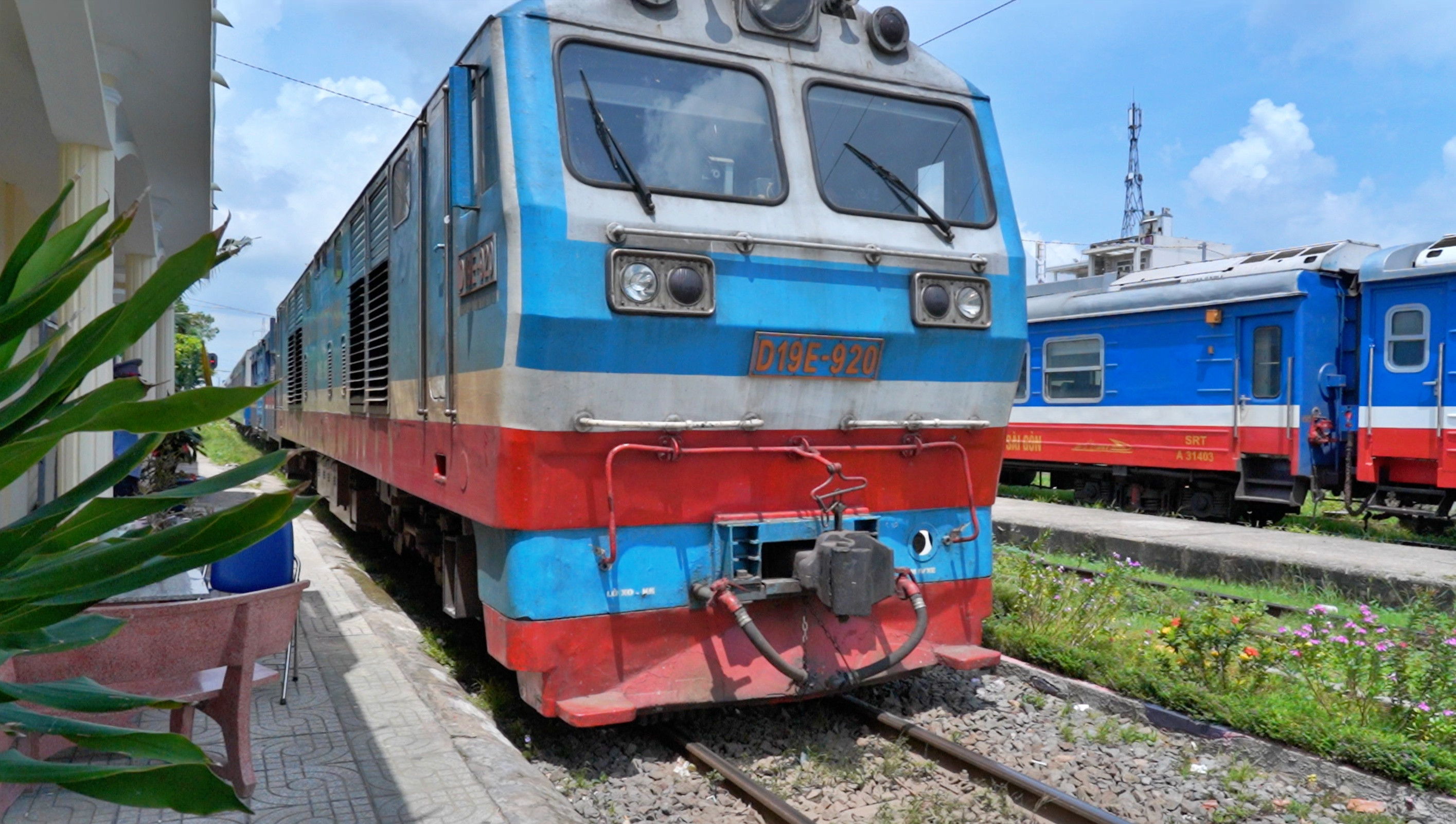 Đường sắt, hàng không vận chuyển miễn phí hàng cứu trợ cho miền Bắc