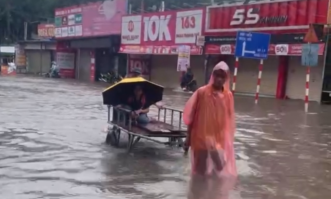 Đường vào nhà ngập hơn nửa mét, phụ huynh thuê xe kéo đón con đi học về