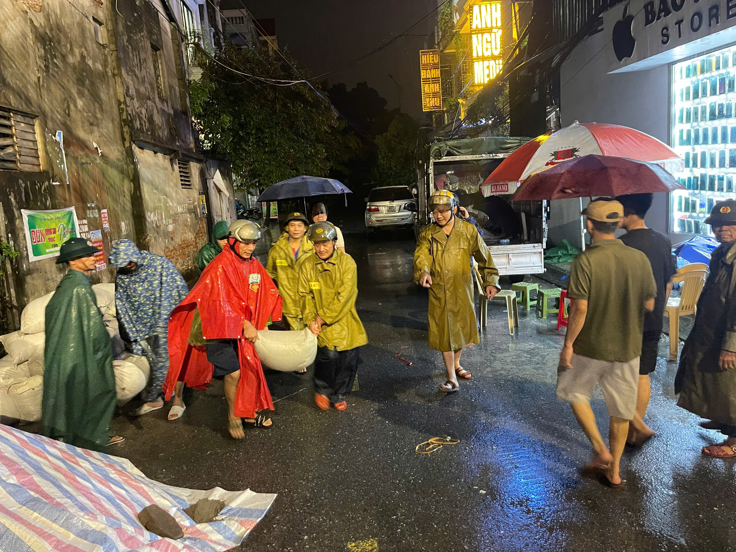 Người dân Hà Nam dựng 'lũy' ngăn nước lũ giữa đêm