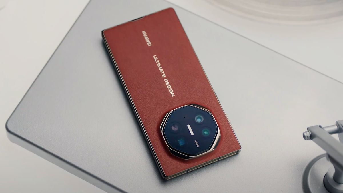 Video: Trên tay thực tế điện thoại gập ba của Huawei