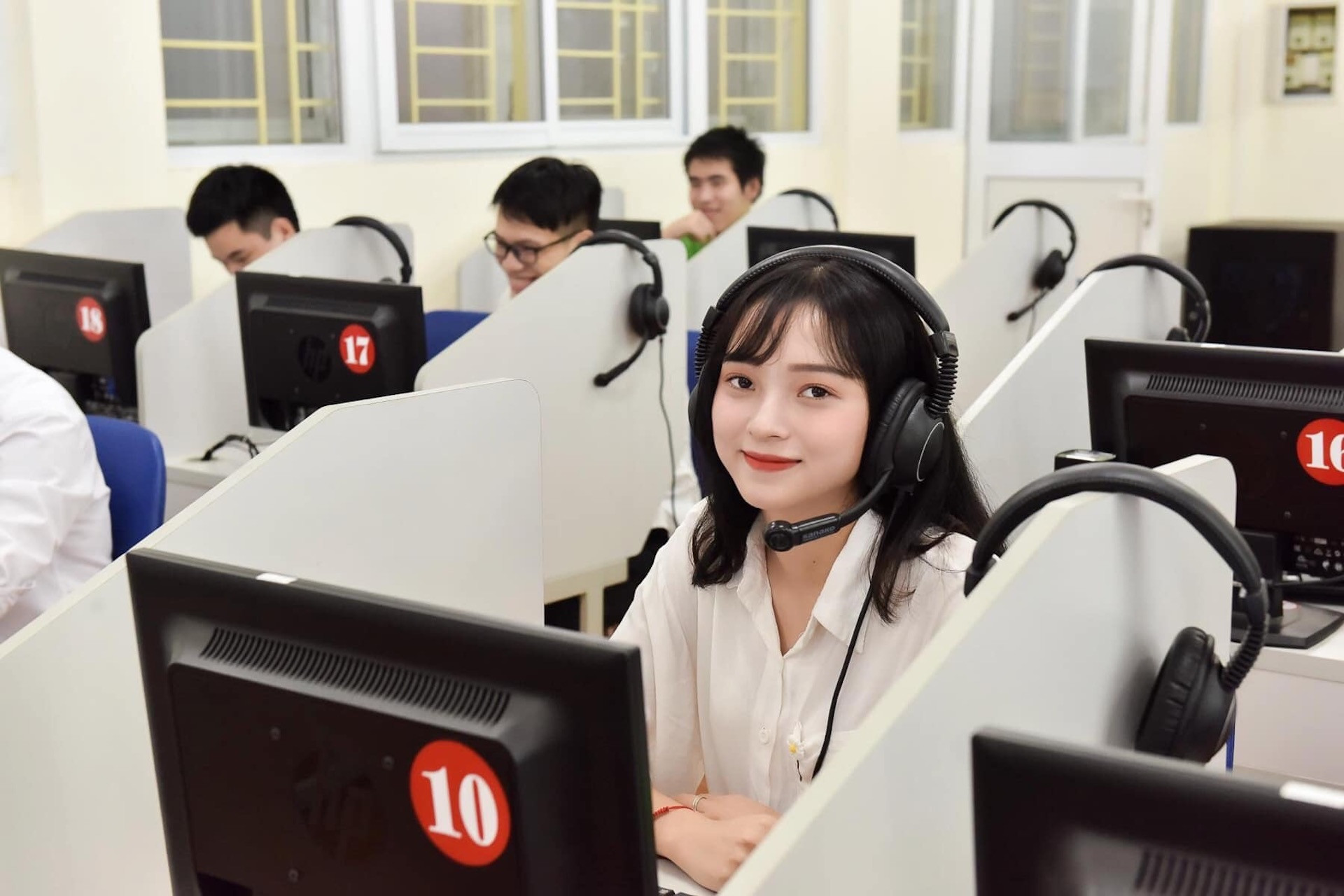 Nhiều trường cho sinh viên đi học trở lại sau mưa lũ