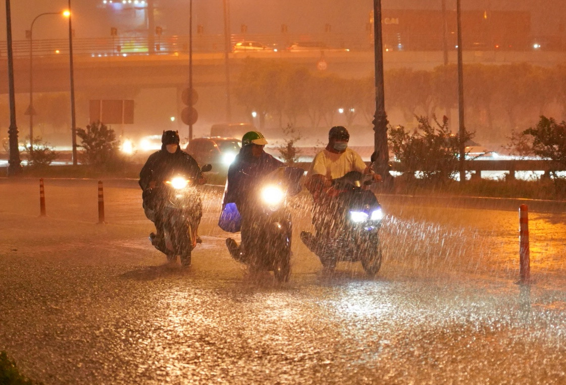 Dự báo thời tiết TP.HCM ngày 12/9: Nắng gián đoạn, mưa dông về chiều tối